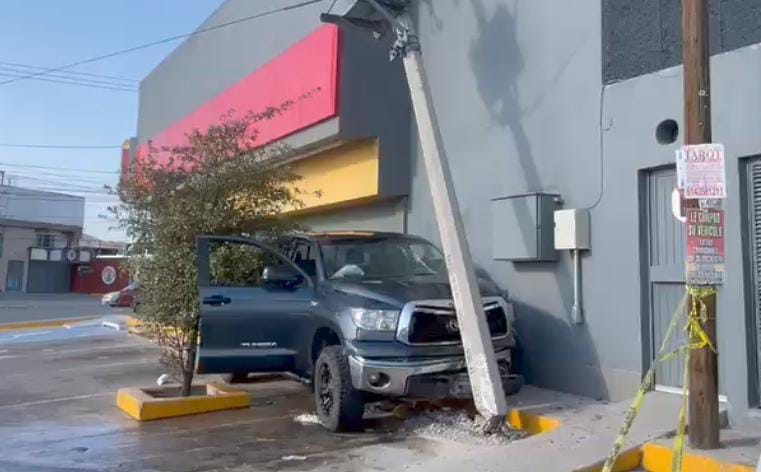 Se Avienta Un Poste De La CFE Con Todo Y Transformador Norte De Chihuahua