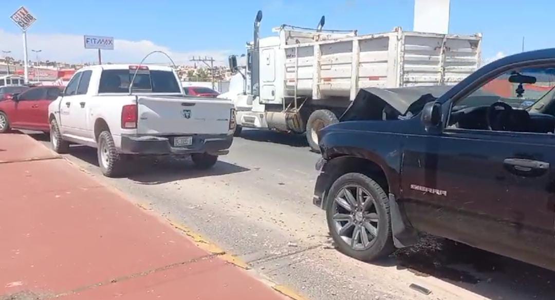 Caos vial en Periférico de la Juventud por choques múltiples Norte De