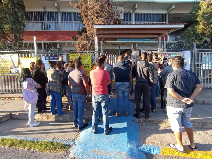 Video Padres Se Manifiestan En Escuela Por Supuesta Liberación De Maestro Acusado De Abuso 5549