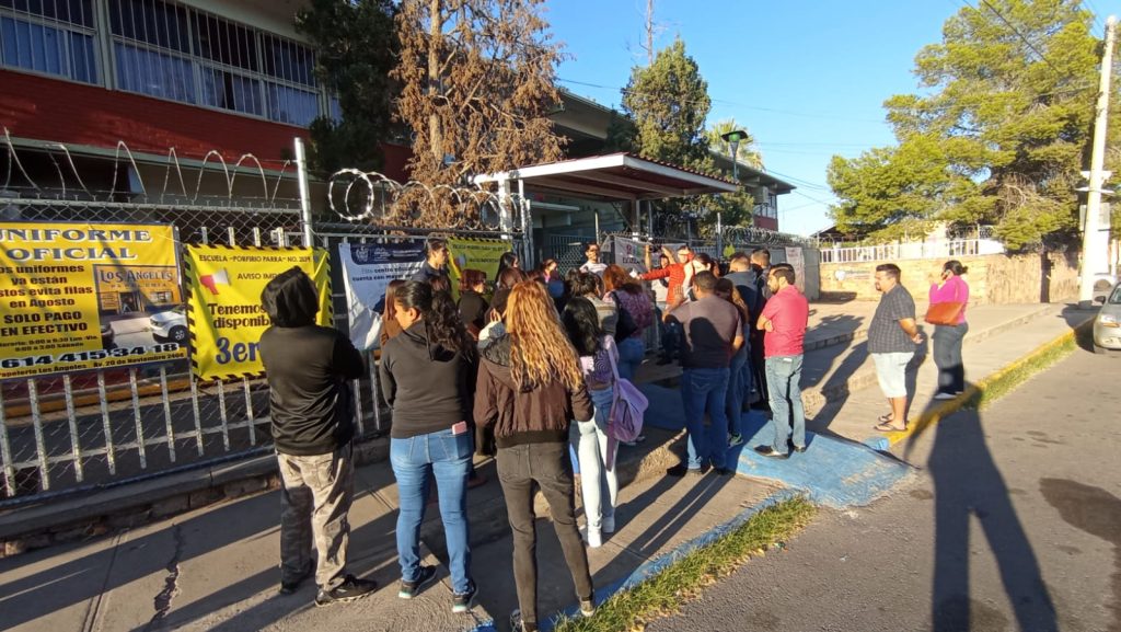 Video Padres Se Manifiestan En Escuela Por Supuesta Liberación De Maestro Acusado De Abuso 2797