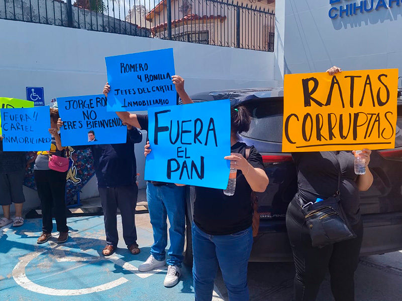 Protestan en sede del PAN contra alcalde Bonilla - Norte De Chihuahua