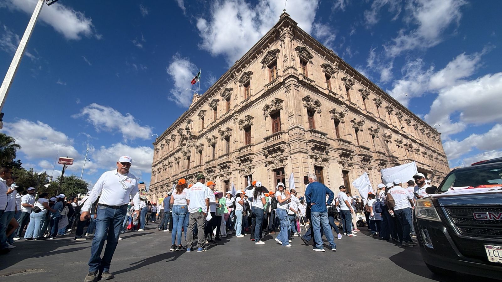 Miles de maestros toman las calles en Chihuahua en desfile del Día del ...